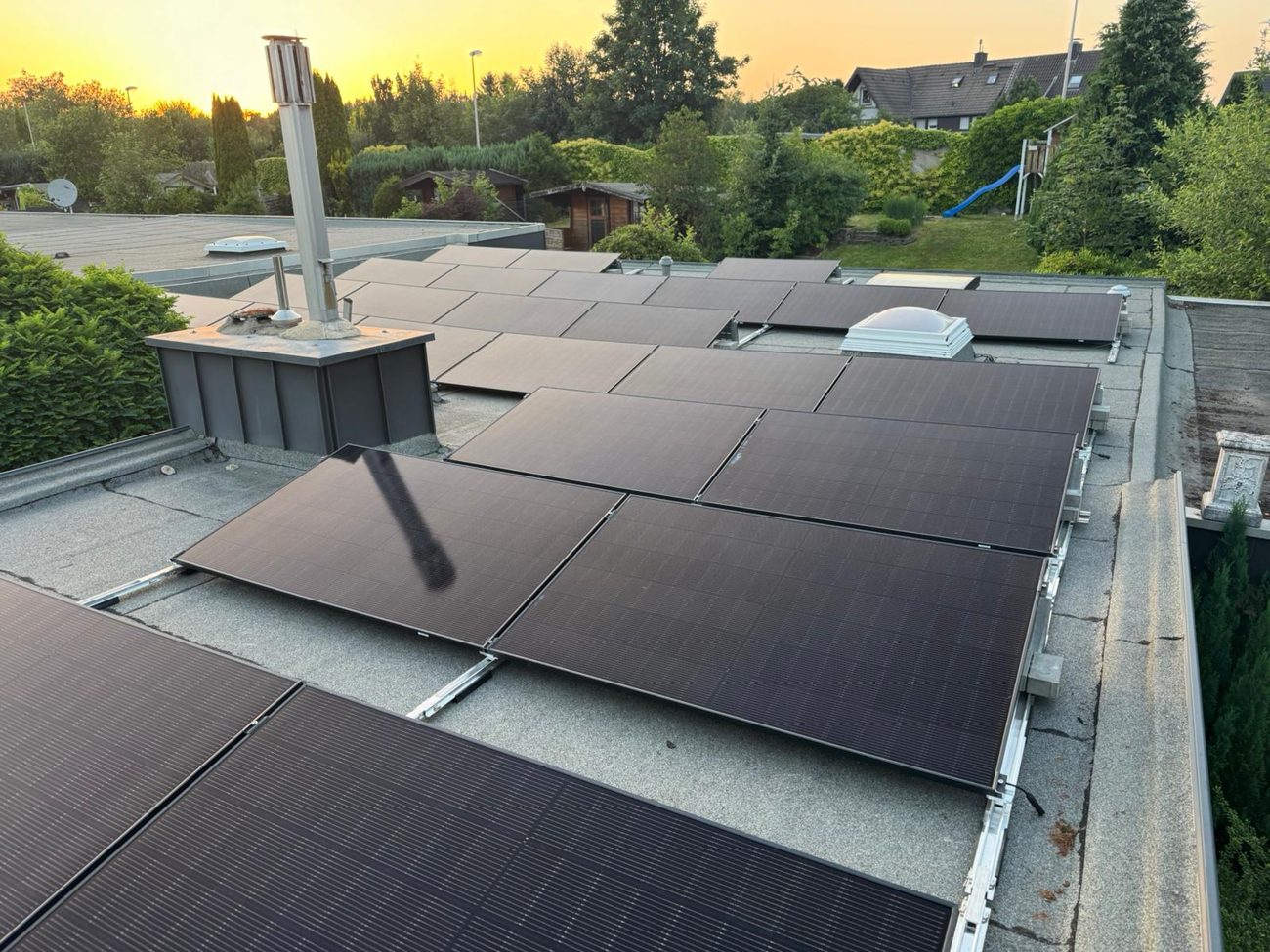 Photovoltaik-Anlage auf einem Flachdach im Abendlicht