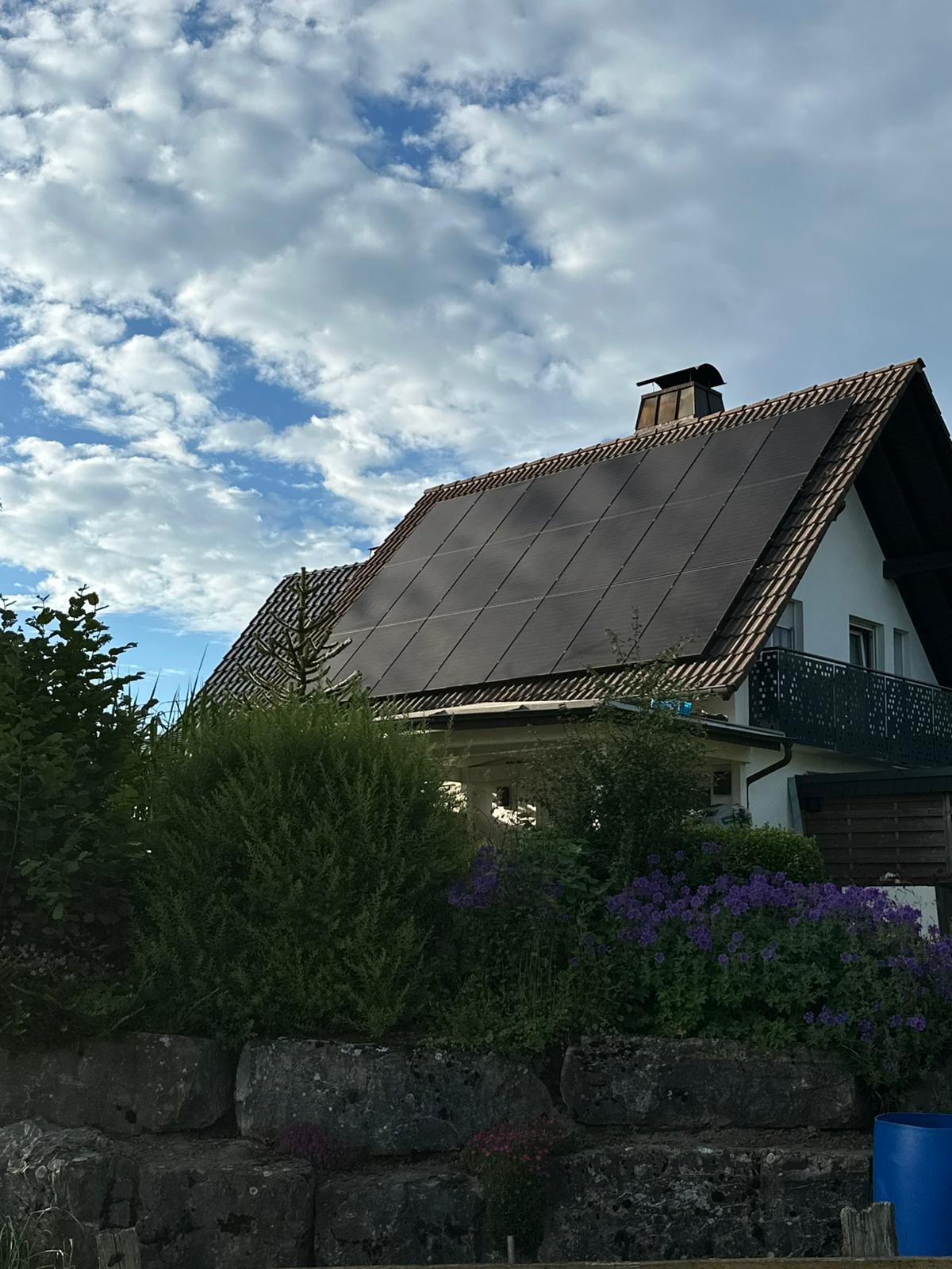 Von Wedel Dynamics realisierte Photovoltaik-Anlage auf einem Einfamilienhaus